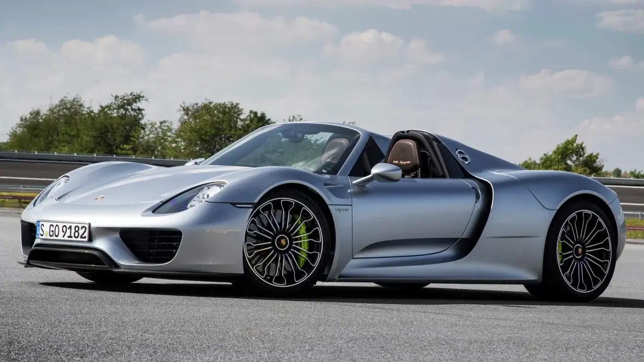 Porsche 918 Spyder parado de lateral sobre o asfalto