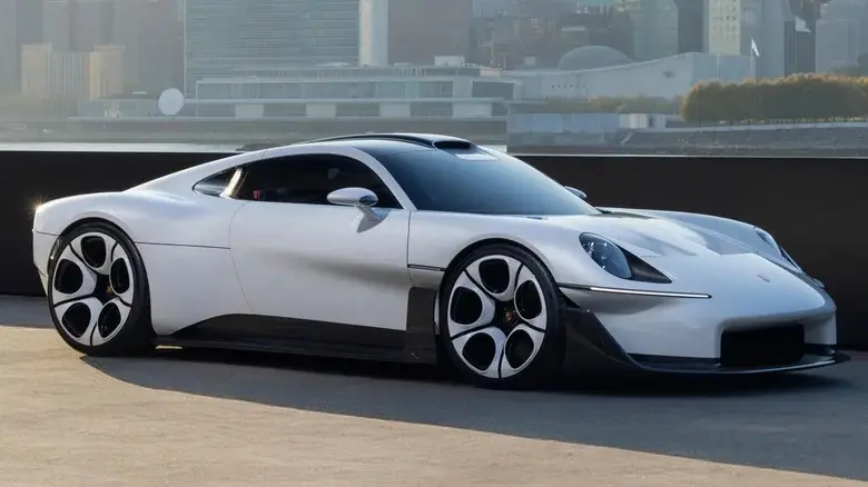 Porsche Mission S branco de lateral em movimento