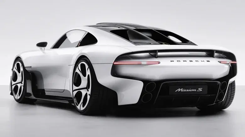 Porsche Mission S branco parado de traseira em fundo neutro