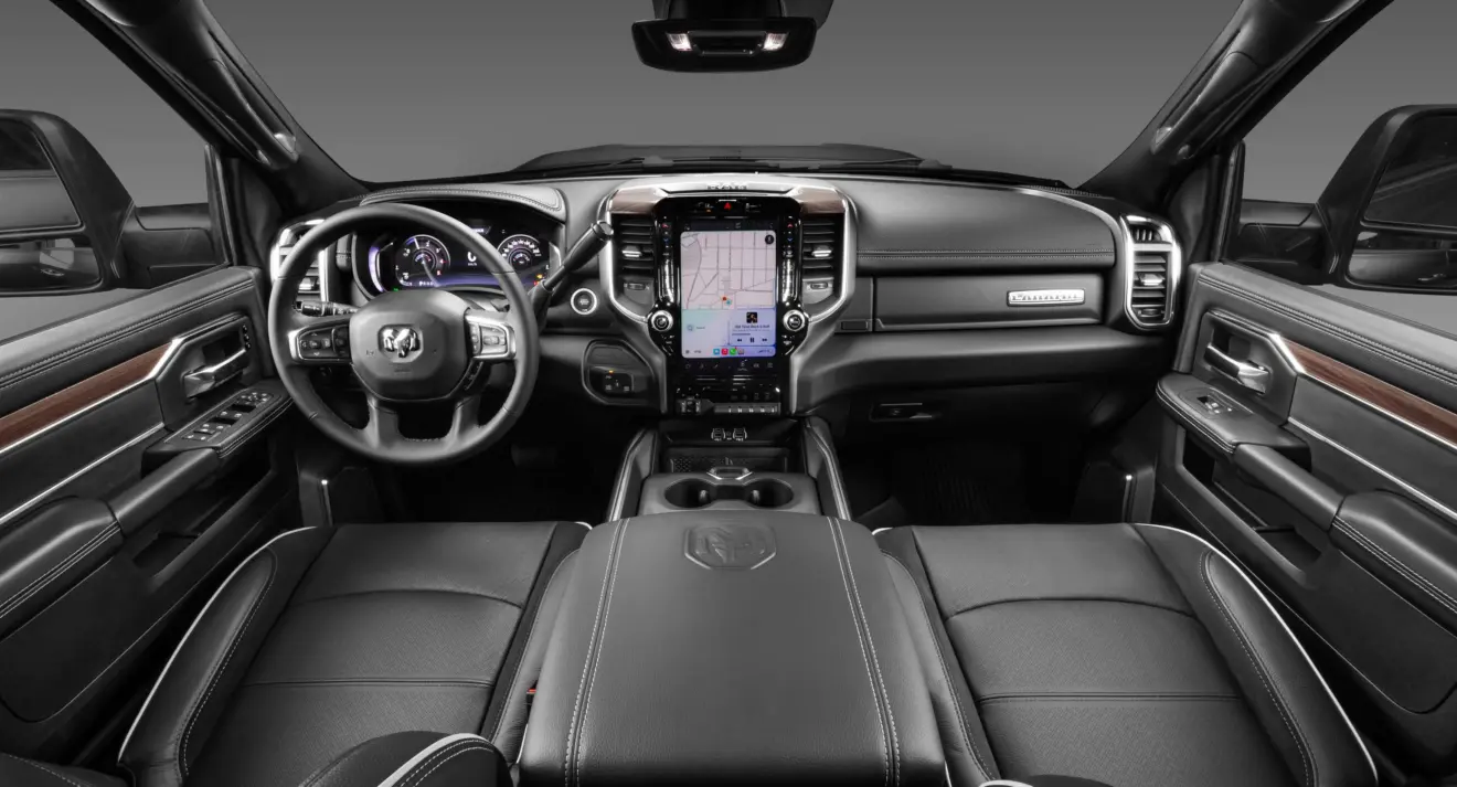 Interior da Ram 2500 Laramie Night Edition