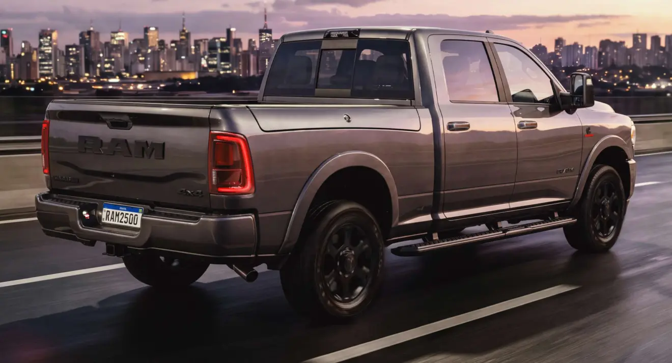 Ram 2500 Laramie Night Edition em movimento de traseira na estrada