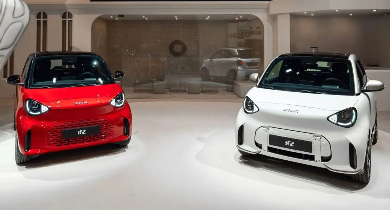 Smart #2 vermelho e Smart #2 branco parados de frente