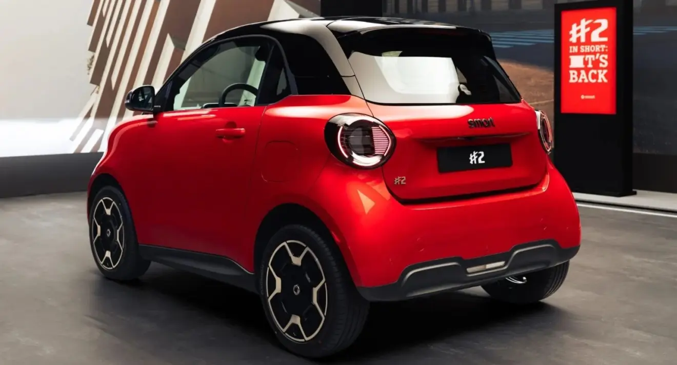 Smart #2 vermelho parado de traseira
