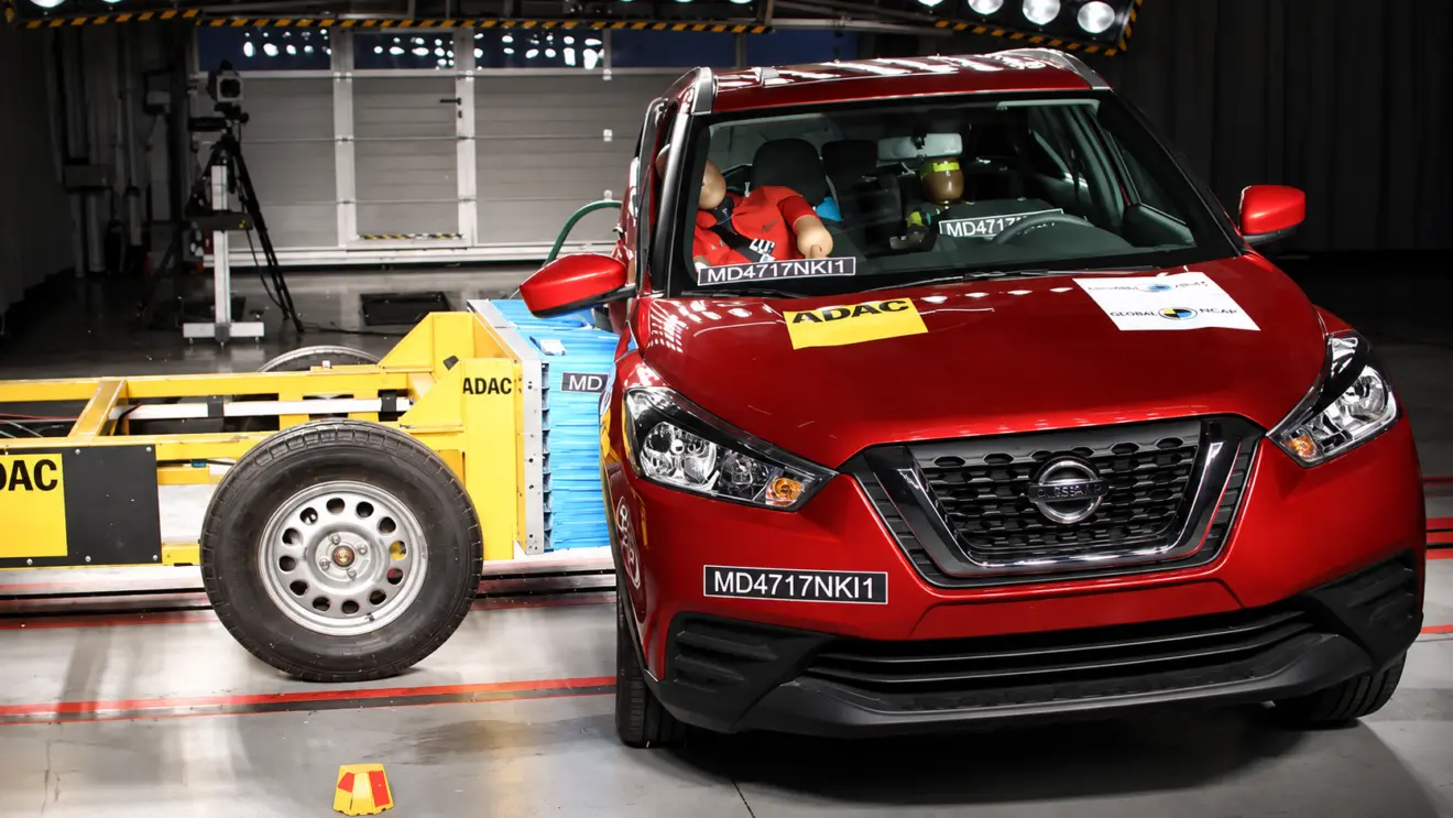 Teste de colisão Nissan Kicks vermelho 2017