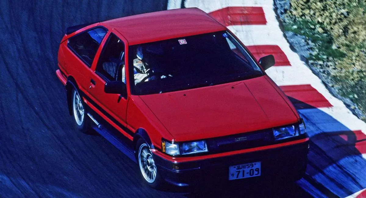 Toyota Corolla Levin GT Apex vermelho de frente andando na pista