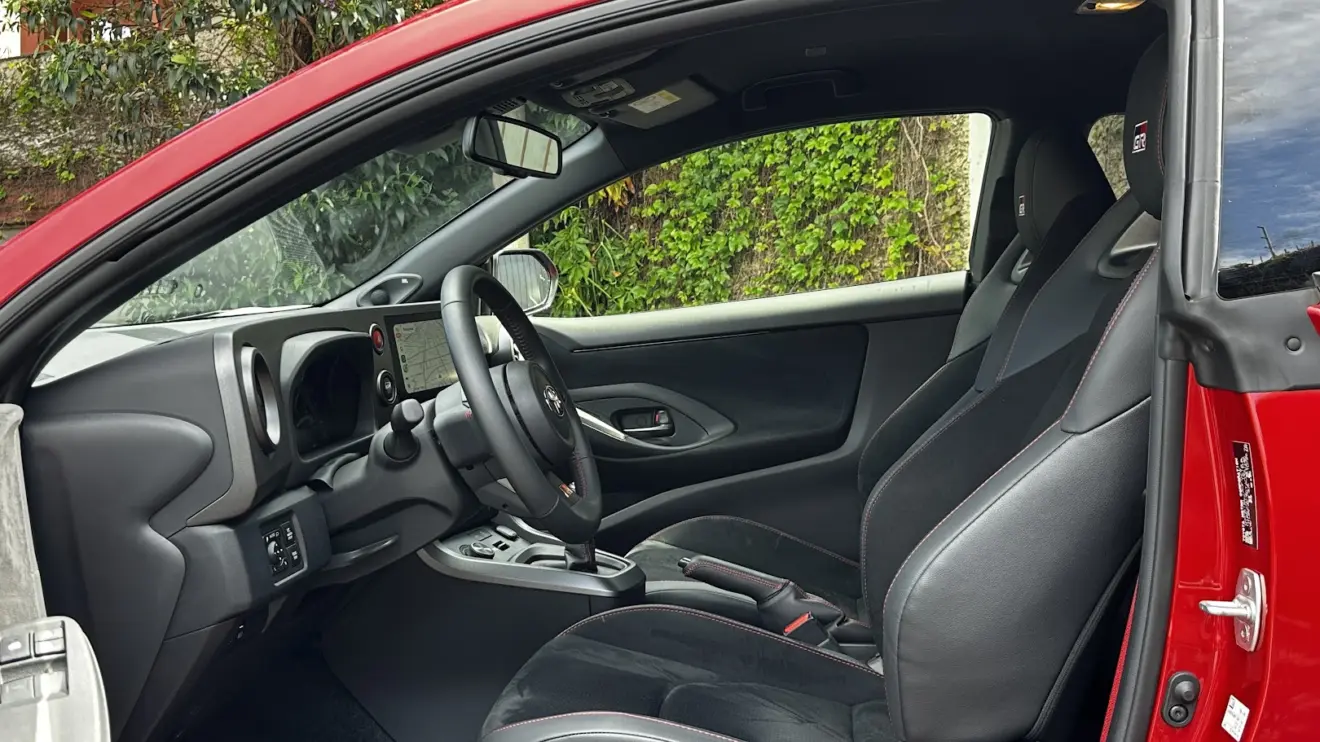 Bancos frontais do Toyota GR Yaris manual 