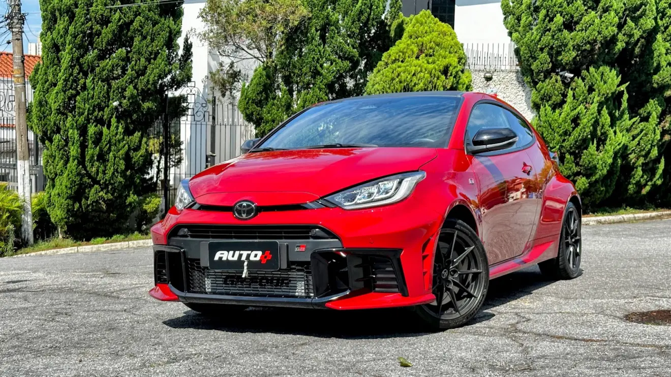 Toyota GR Yaris vermelho parado de frente