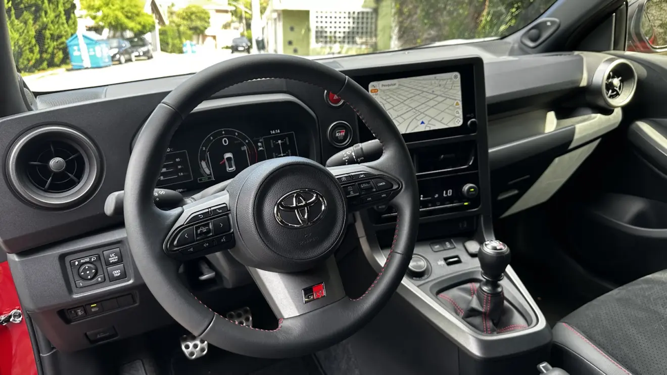 Painel do Toyota GR Yaris vermelho 