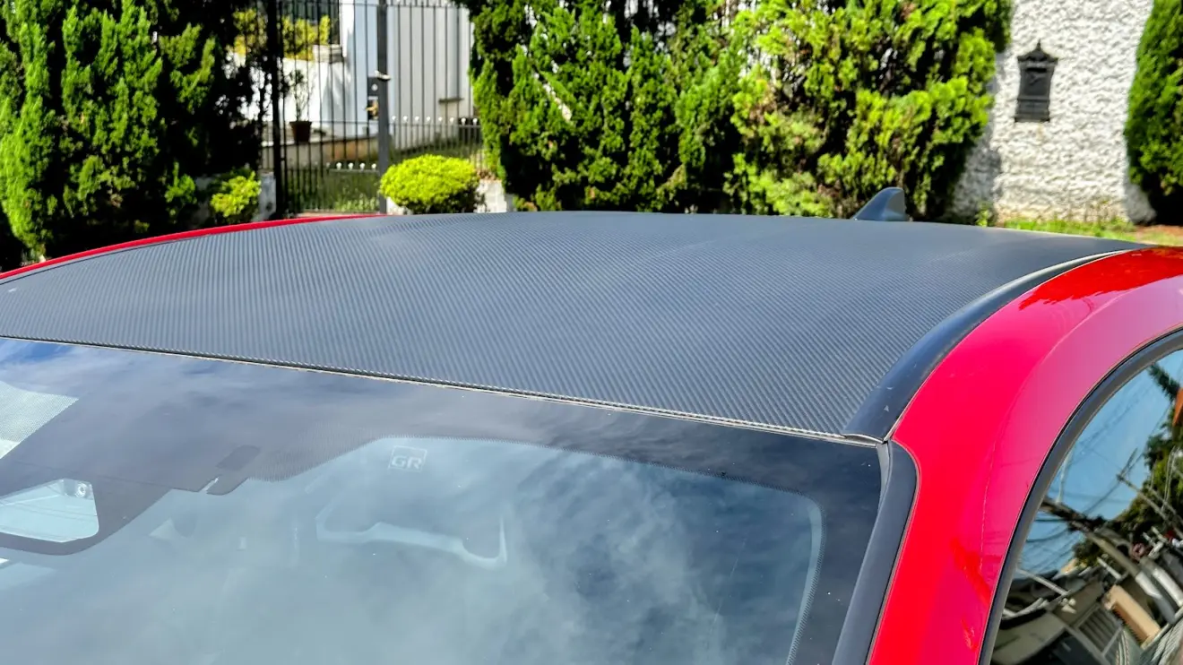 Teto em fibra de carbono do Toyota GR Yaris manual 