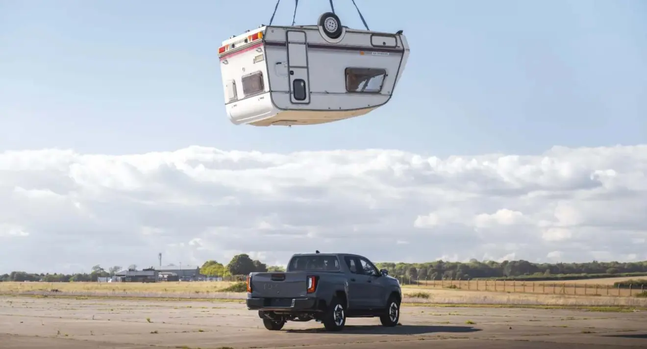 Teste de colisão de trailer sobre o teto da caminhonete Toyota Hilux BEV