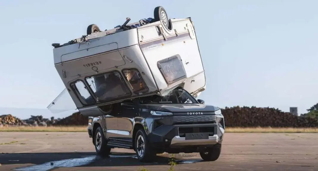 Teste de colisão de trailer sobre o teto da caminhonete Toyota Hilux BEV