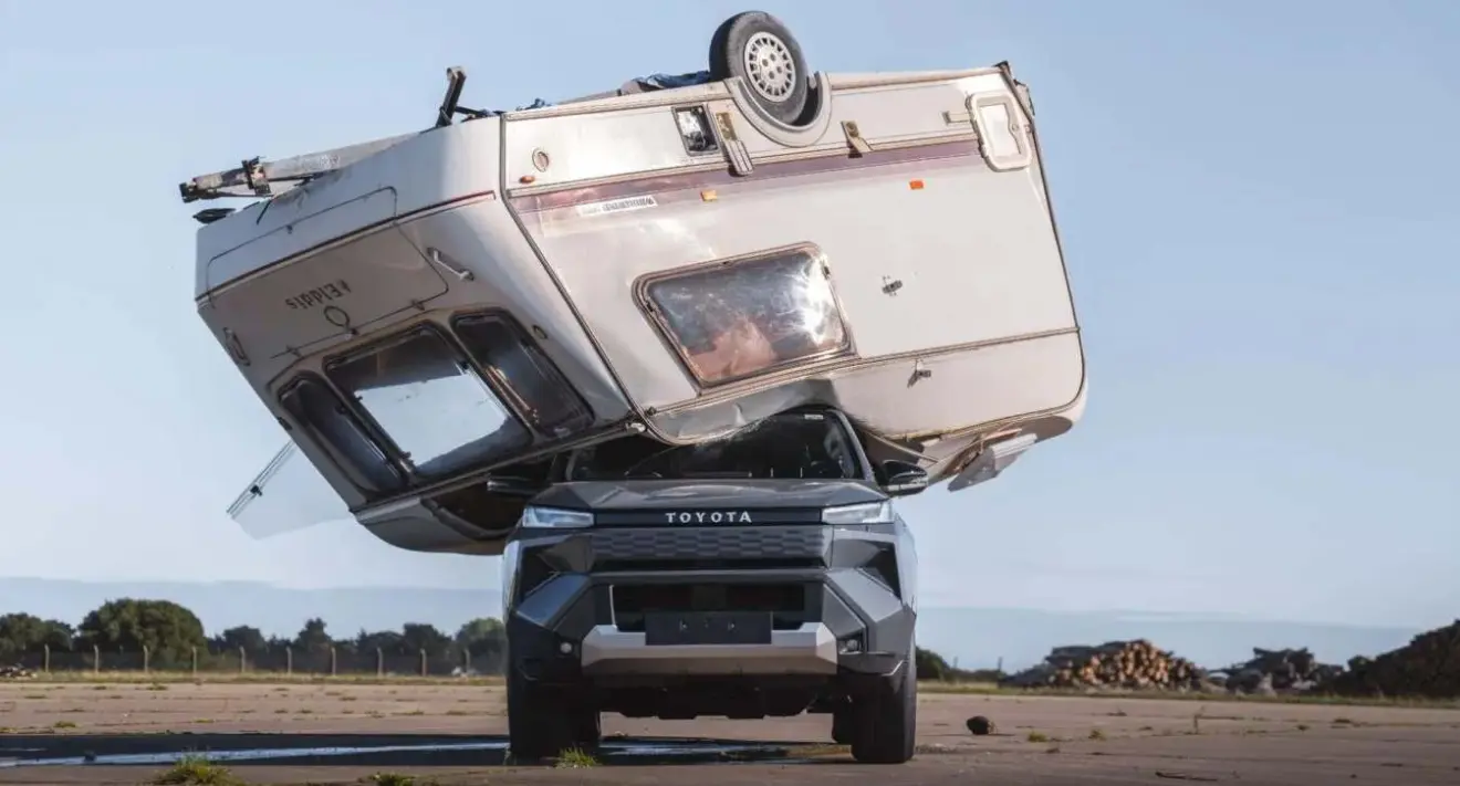 Teste de colisão de trailer sobre o teto da Toyota Hilux BEV
