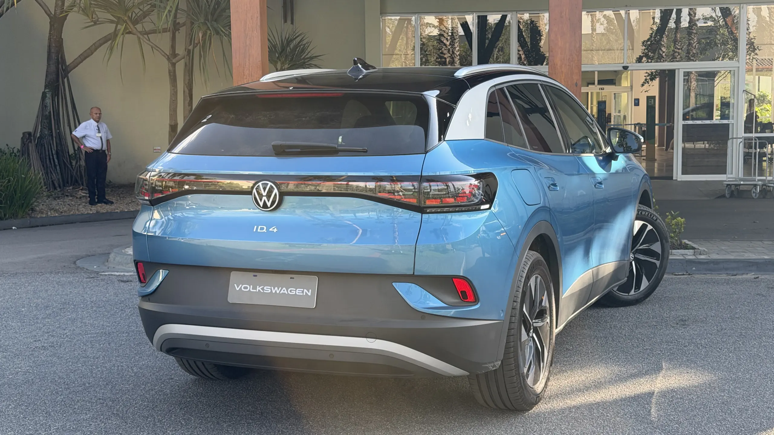 1º lote do VW ID.4 esgota no Brasil, mesmo com o novo modelo lançado lá fora