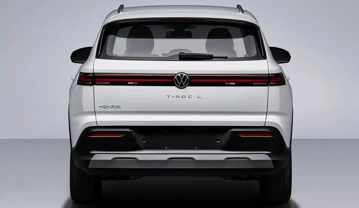 Novo Volkswagen T-Roc L parado de traseira em fundo neutro. SUV adianta o novo Taos