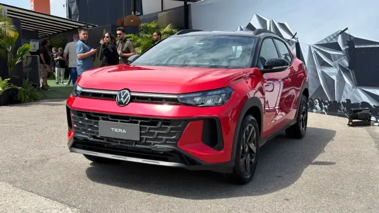 Volkswagen Tera 200 TSI vermelho parado de frente