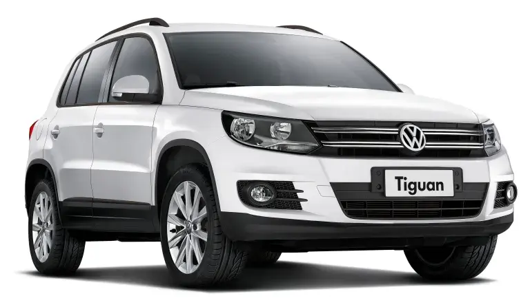 Volkswagen Tiguan 2017 branco parado de frente em fundo neutro
