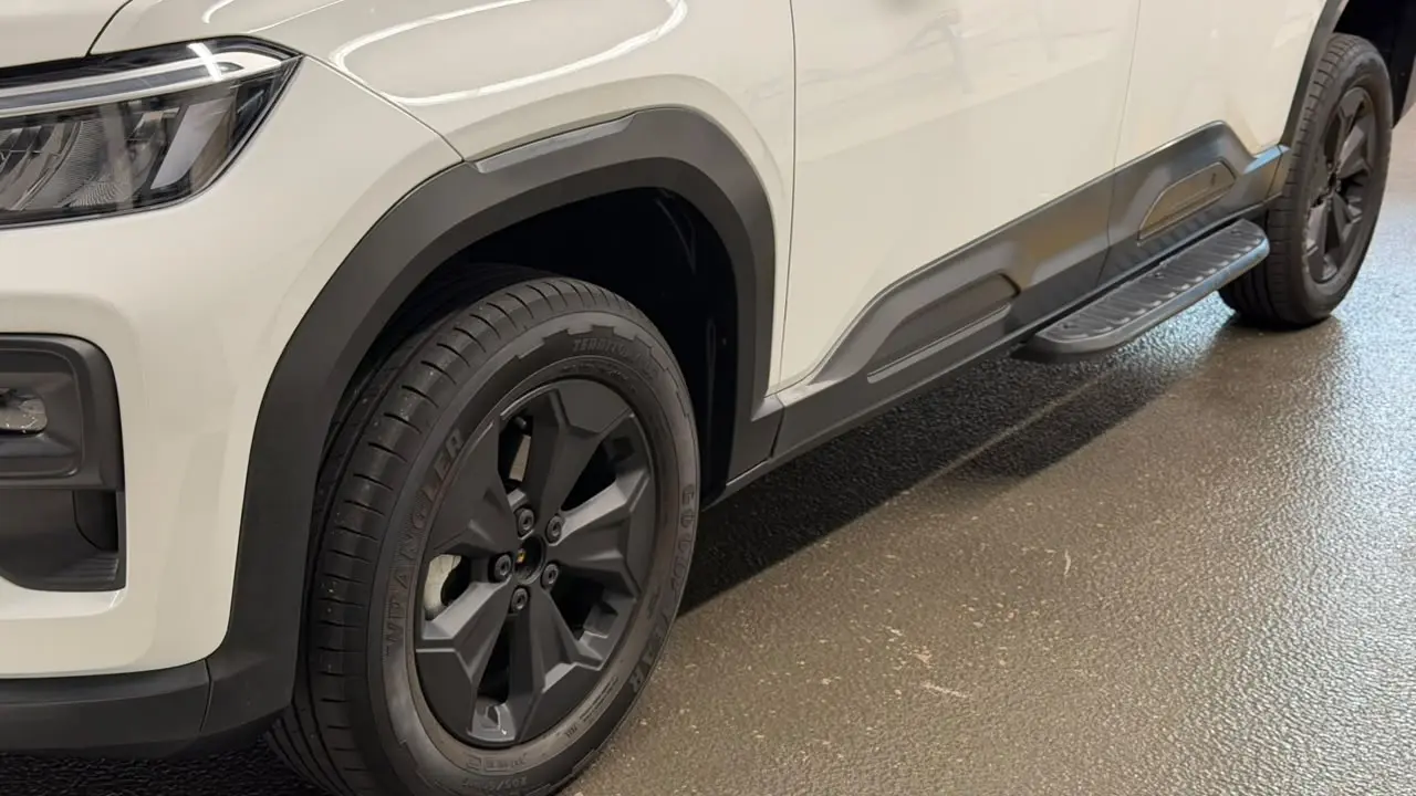 Volkswagen Tukan na versão intermediária Magnet estática na cor branca