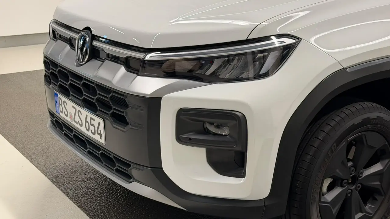 Volkswagen Tukan na versão intermediária Magnet estática na cor branca