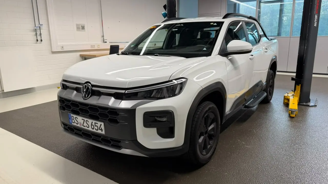 Volkswagen Tukan na versão intermediária Magnet estática na cor branca