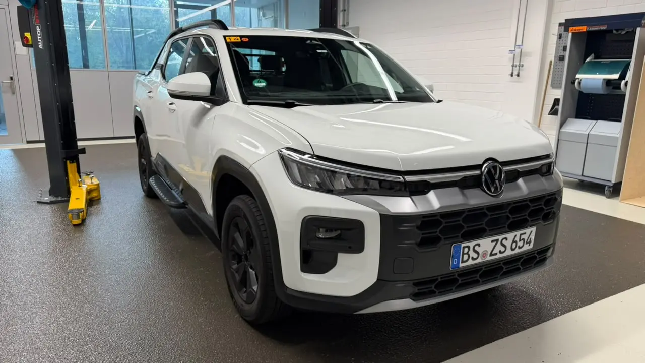 Volkswagen Tukan na versão intermediária Magnet estática na cor branca
