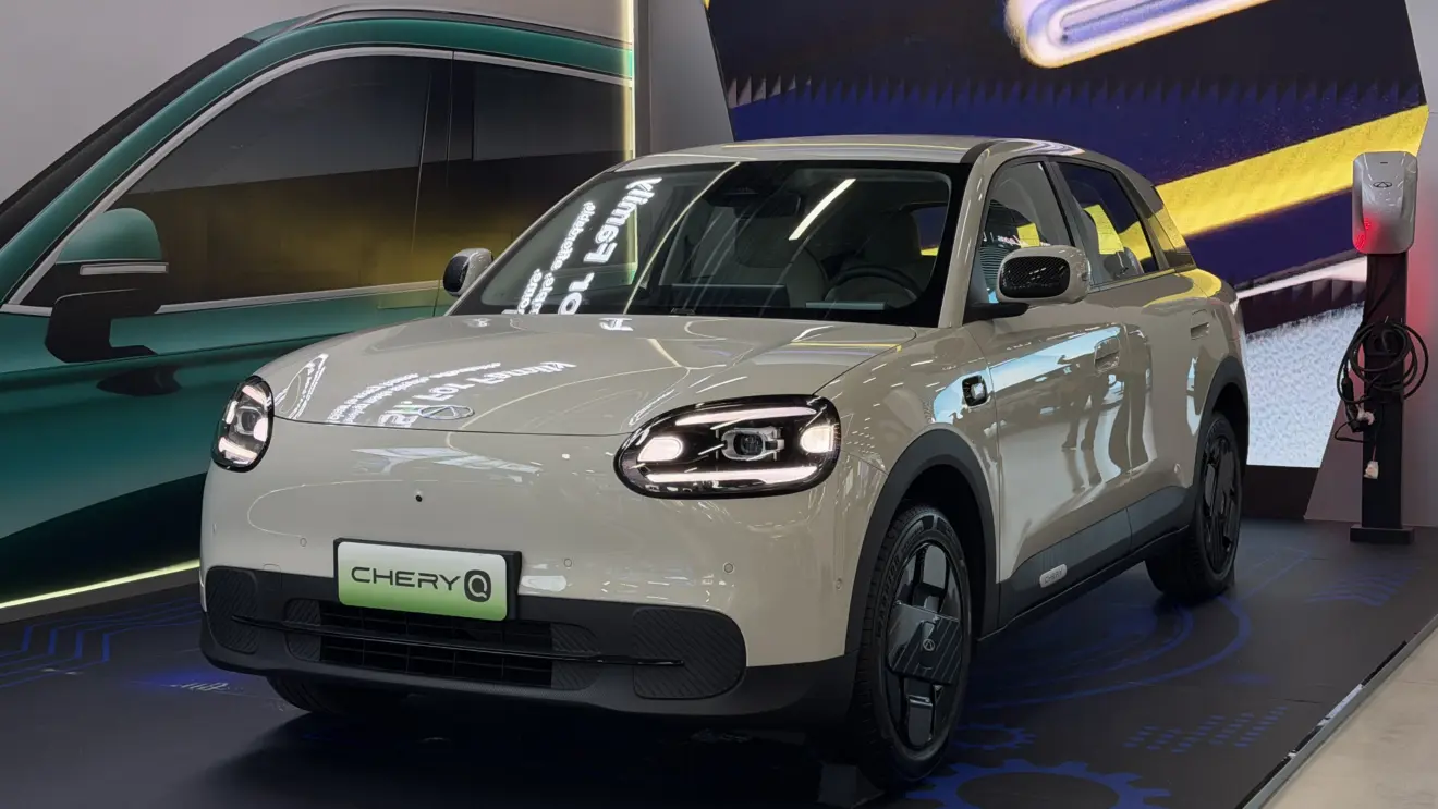 Chery QQ ou chamado de Q3 também estático que virá ao Brasil em 2027 na cor esverdeada