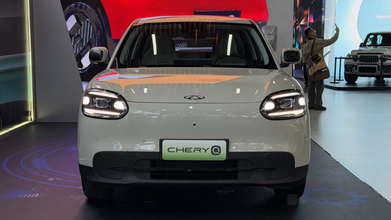 Chery QQ ou chamado de Q3 também estático que virá ao Brasil em 2027 na cor esverdeada