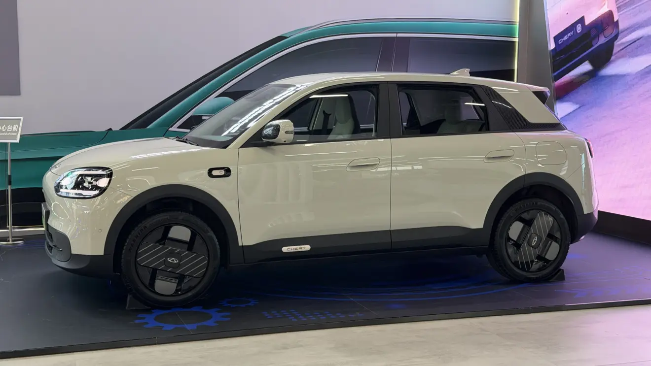Chery QQ ou chamado de Q3 também estático que virá ao Brasil em 2027 na cor esverdeada