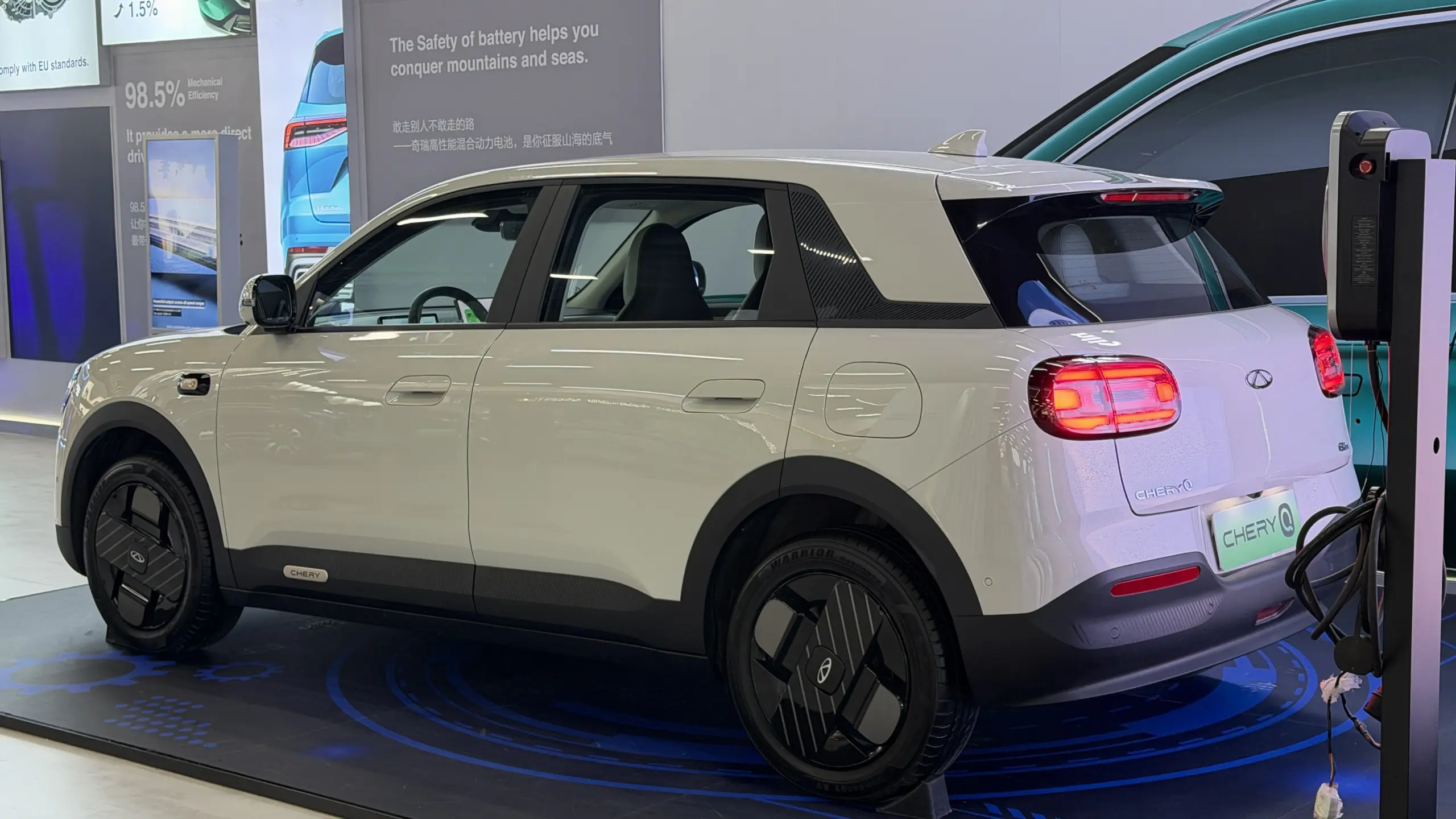 Chery QQ ou chamado de Q3 também estático que virá ao Brasil em 2027 na cor esverdeada