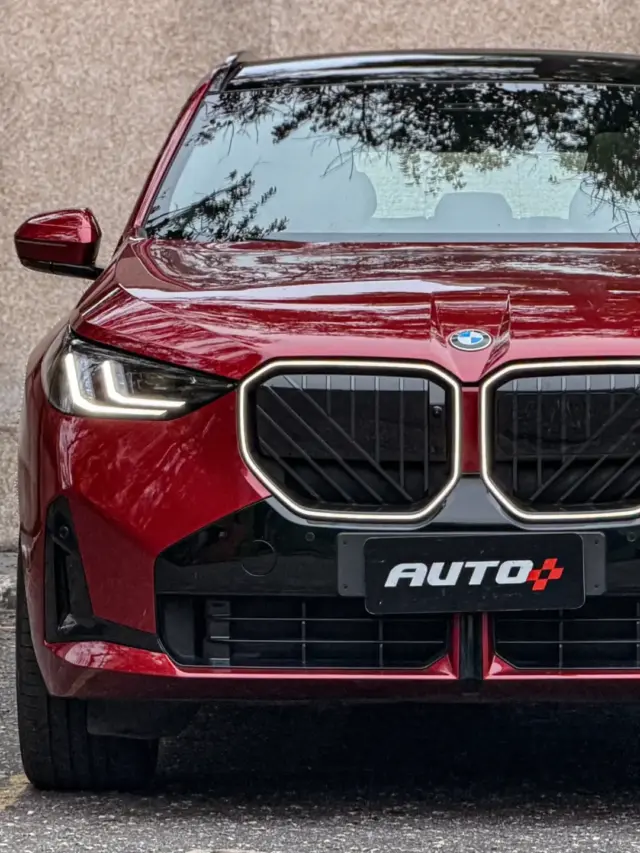 BMW X3 estático na cor Vermelho Fire no asfalto para teste e avaliação