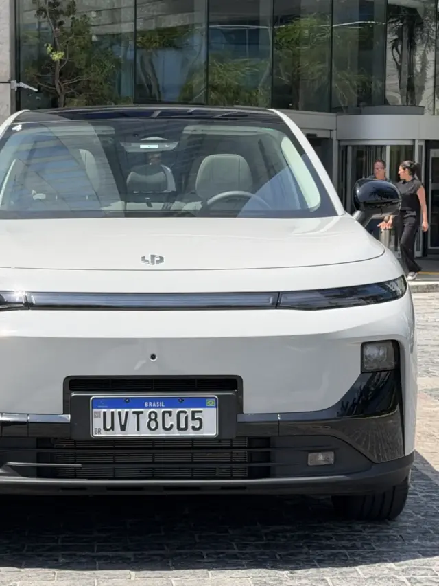 Leapmotor B10 REEV estático branco para avaliação