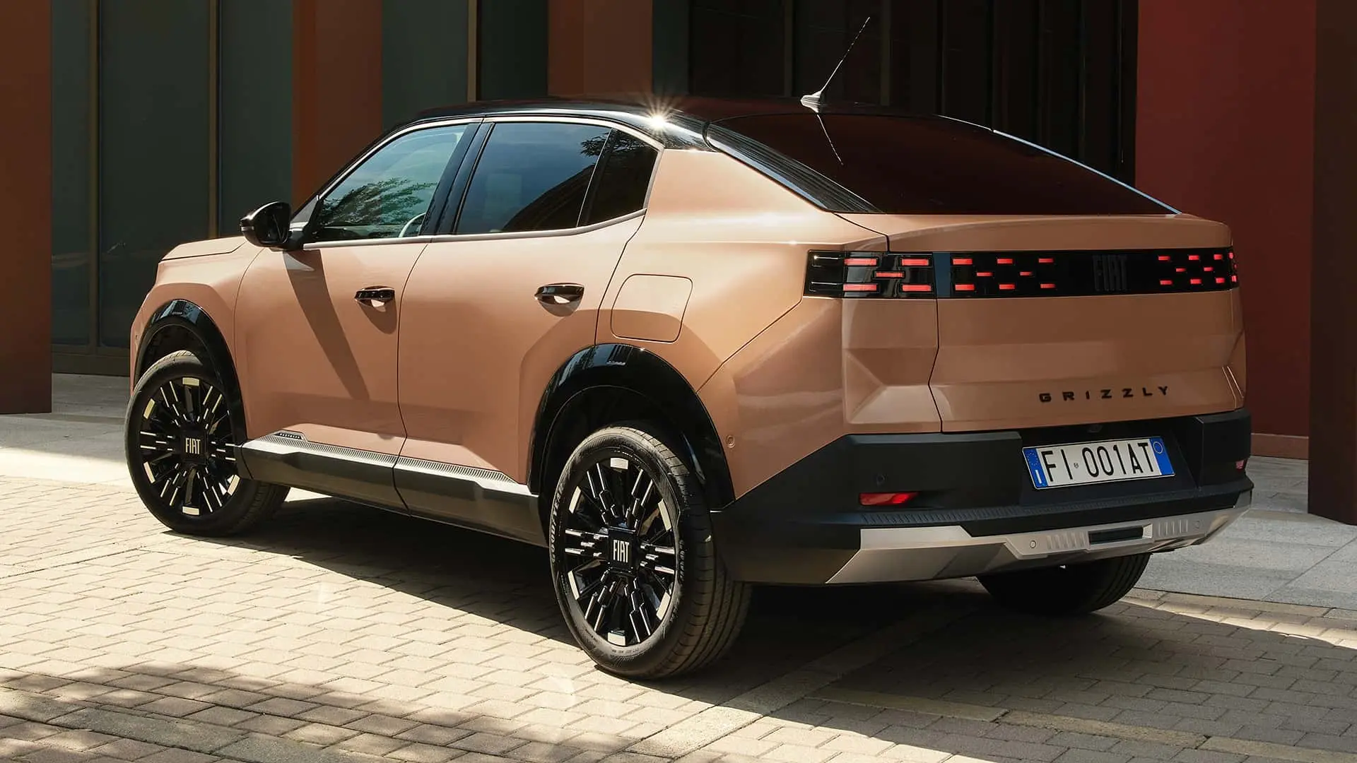 Fiat Grizzly Fastback laranja estático