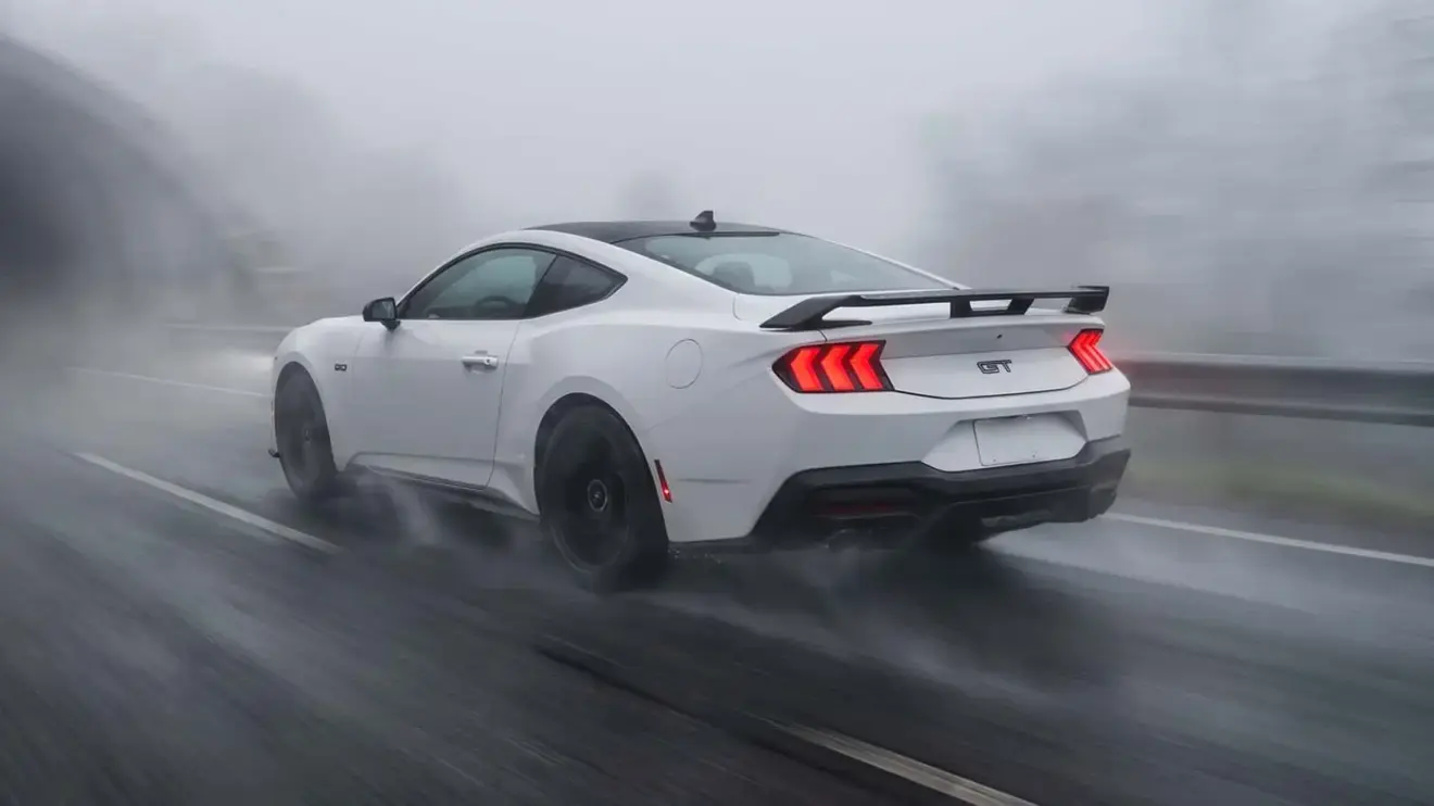 Ford Mustang GT Performance 2026 em movimento