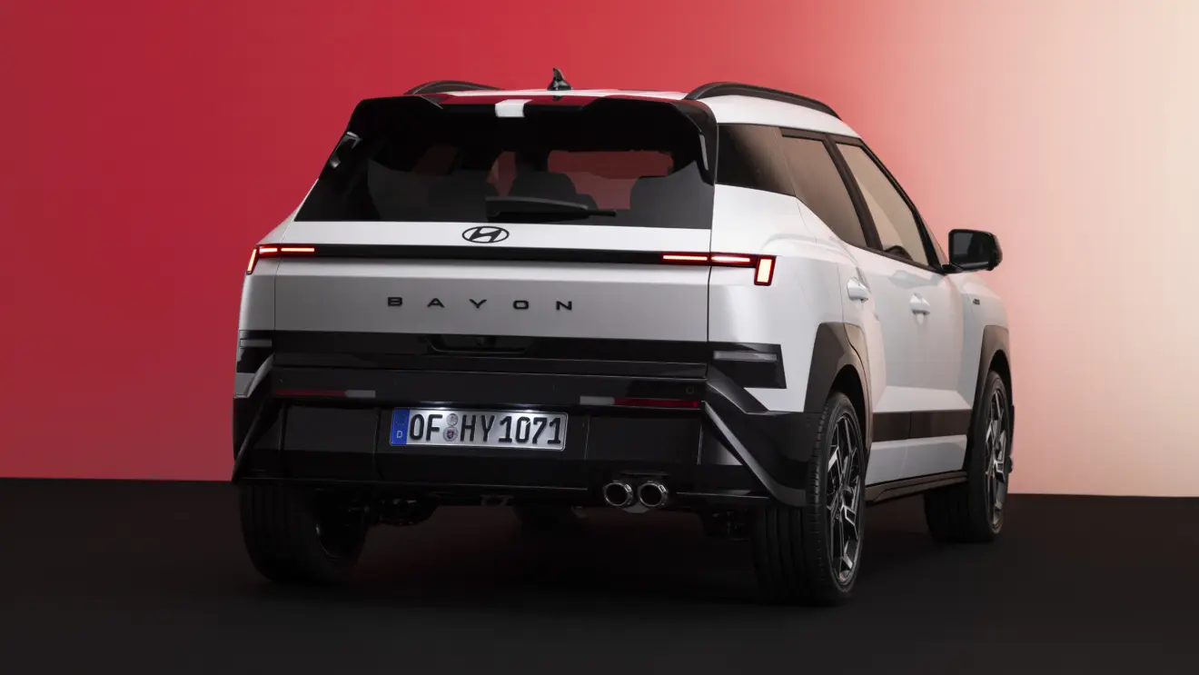 Hyundai Bayon branco de traseira