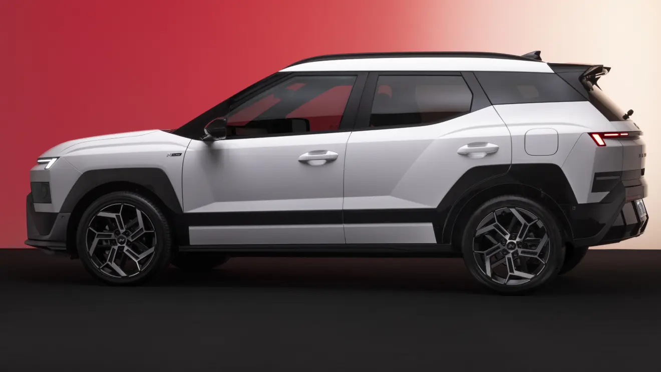 Hyundai Bayon branco de lado