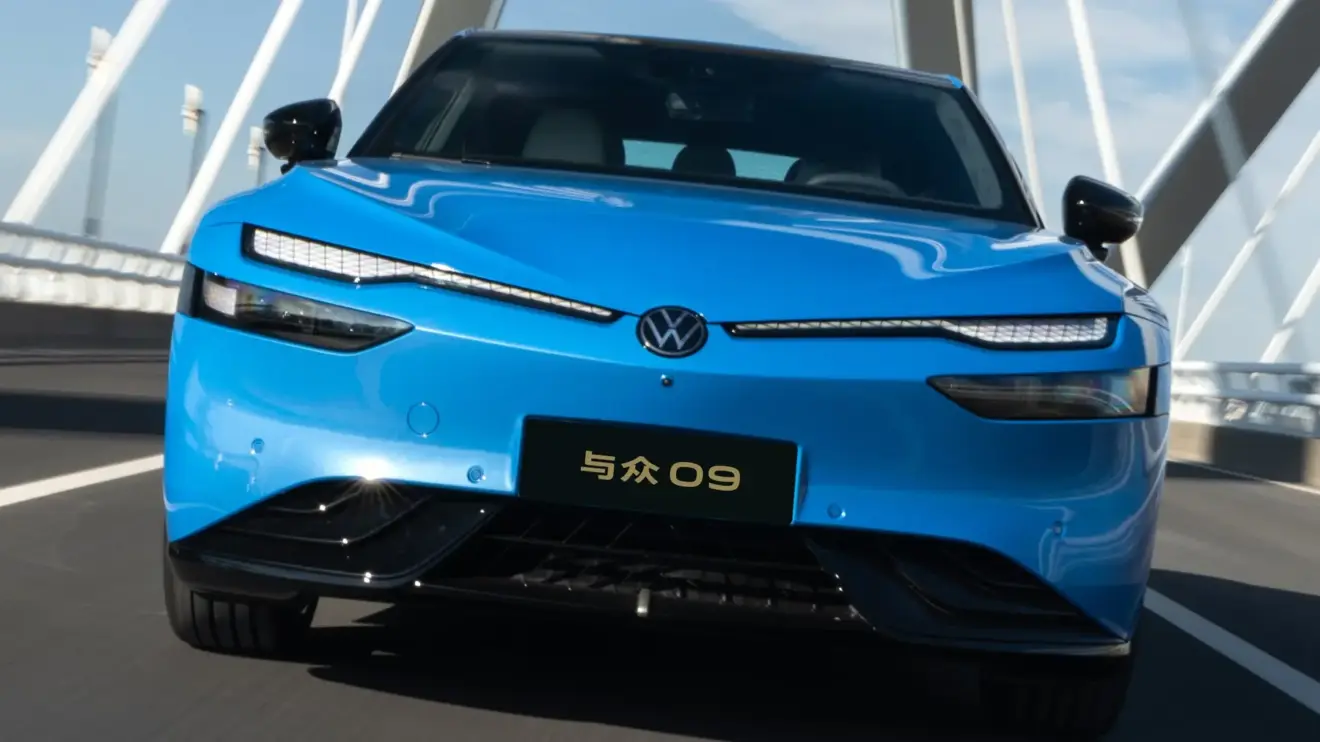 Volkswagen ID. Unyx 09 azul em movimento de frente