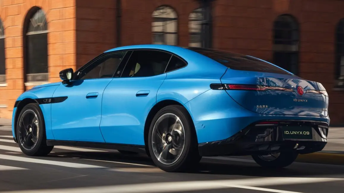 Volkswagen ID. Unyx 09 azul em movimento de traseira