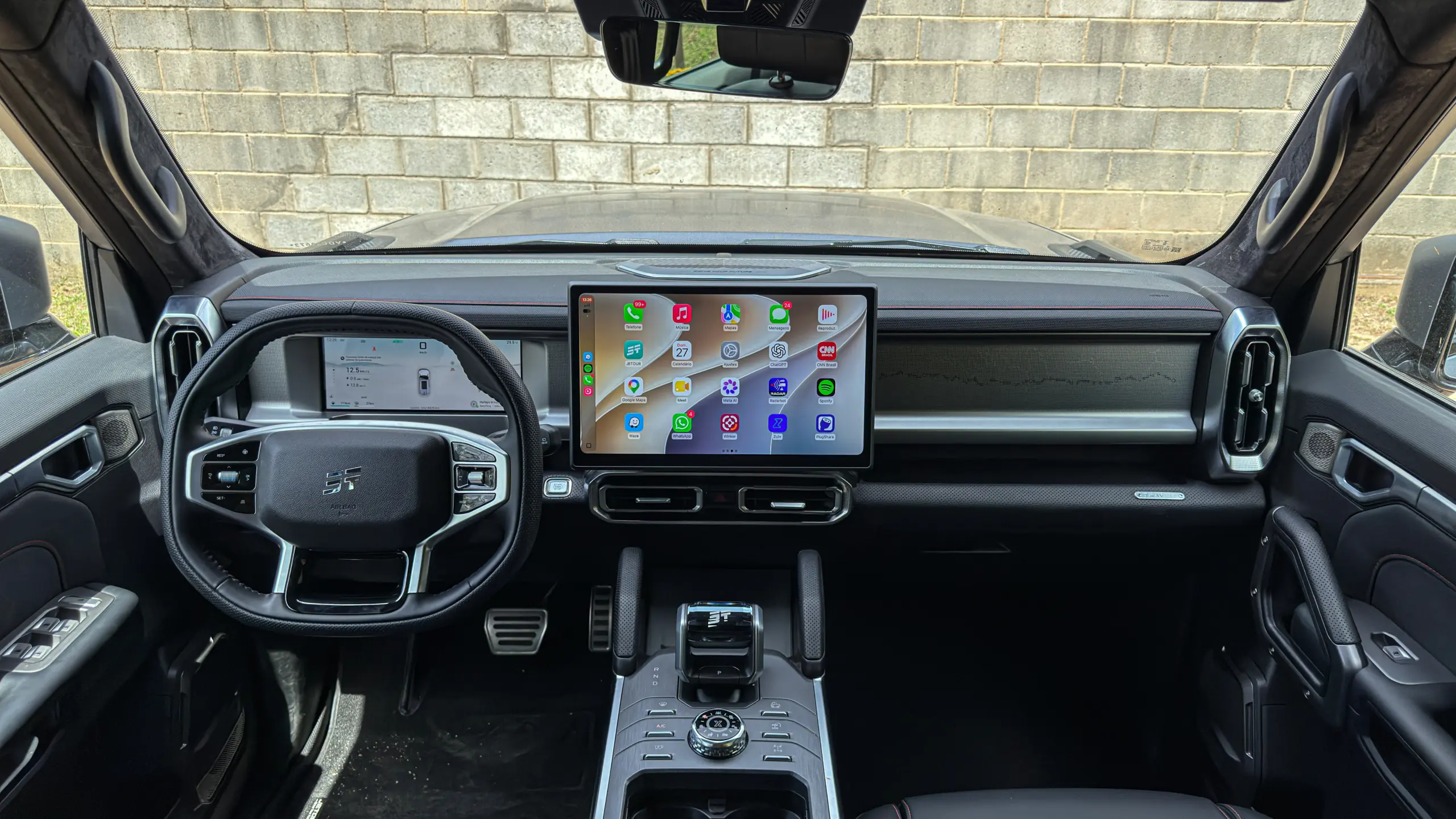 Jetour T2 4x4 XWD na cor Prata Veneer e seu interior de cabine para avaliação