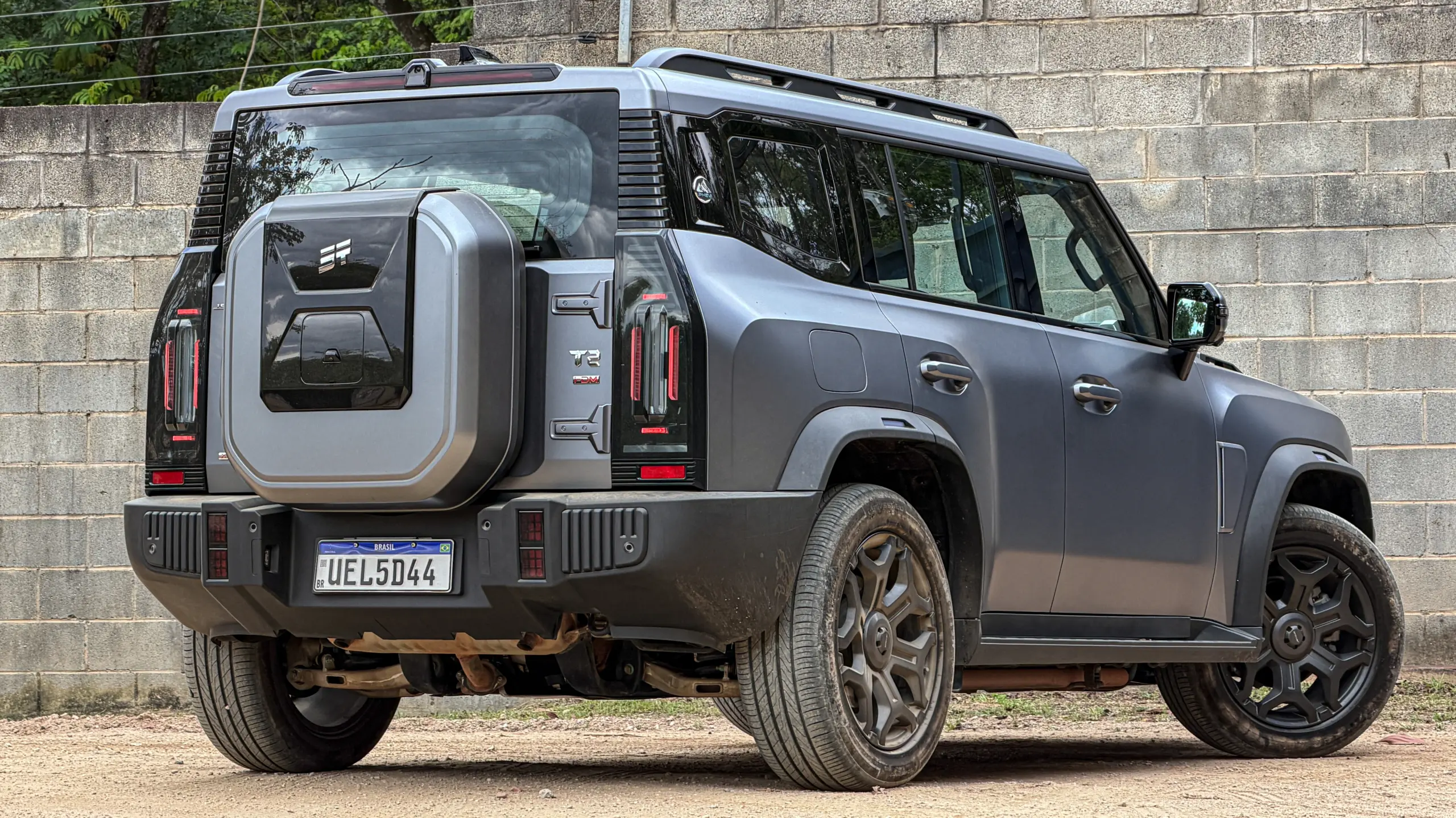 Jetour T2 4x4 XWD na cor Prata Veneer parado na terra estático