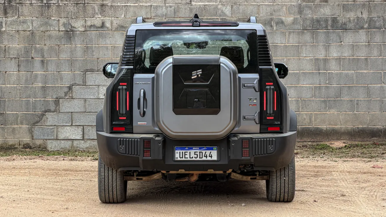 Jetour T2 4x4 XWD na cor Prata Veneer parado na terra estático