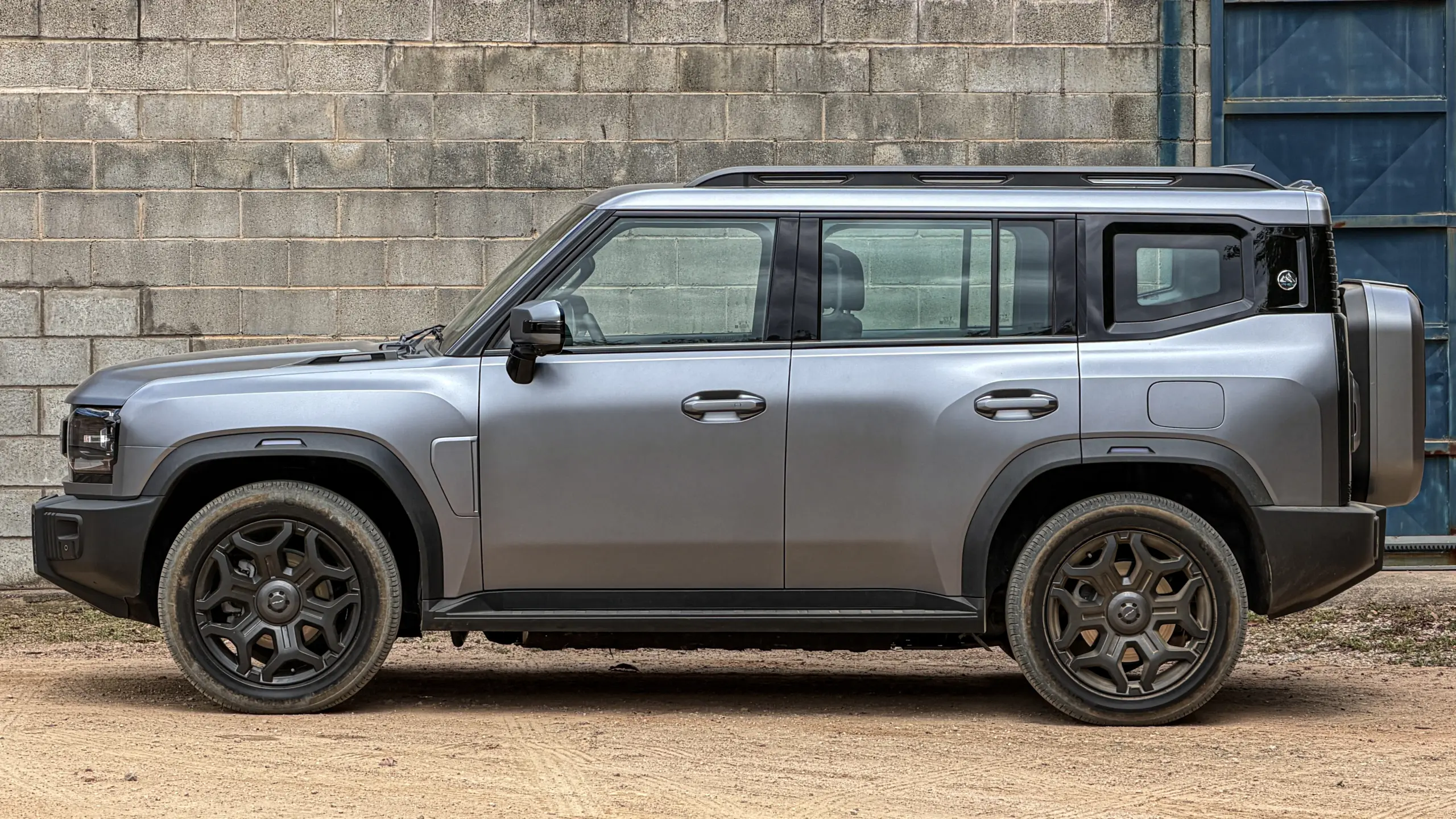 Jetour T2 4x4 XWD na cor Prata Veneer parado na terra estático