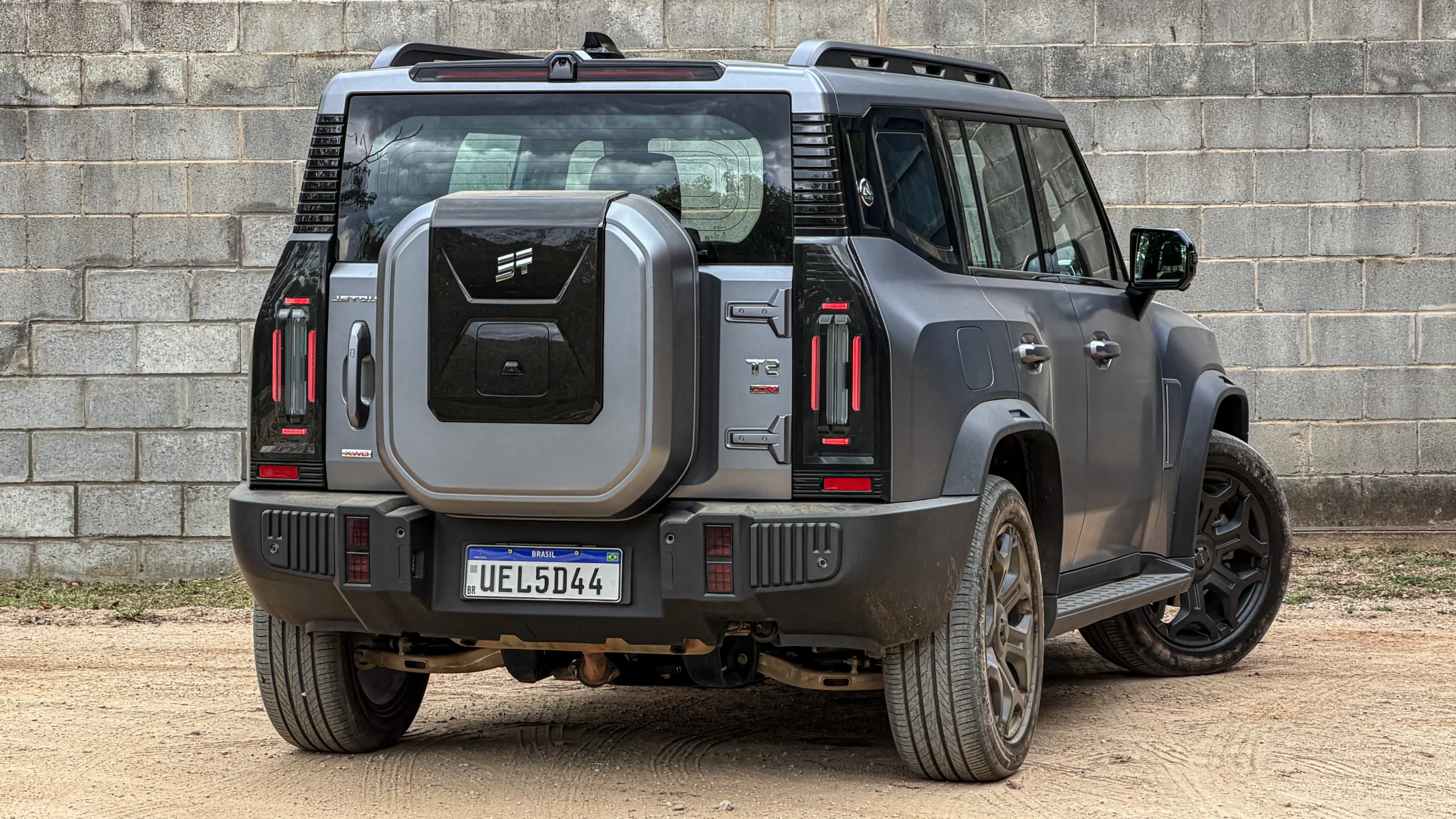 Jetour T2 4x4 XWD na cor Prata Veneer parado na terra estático