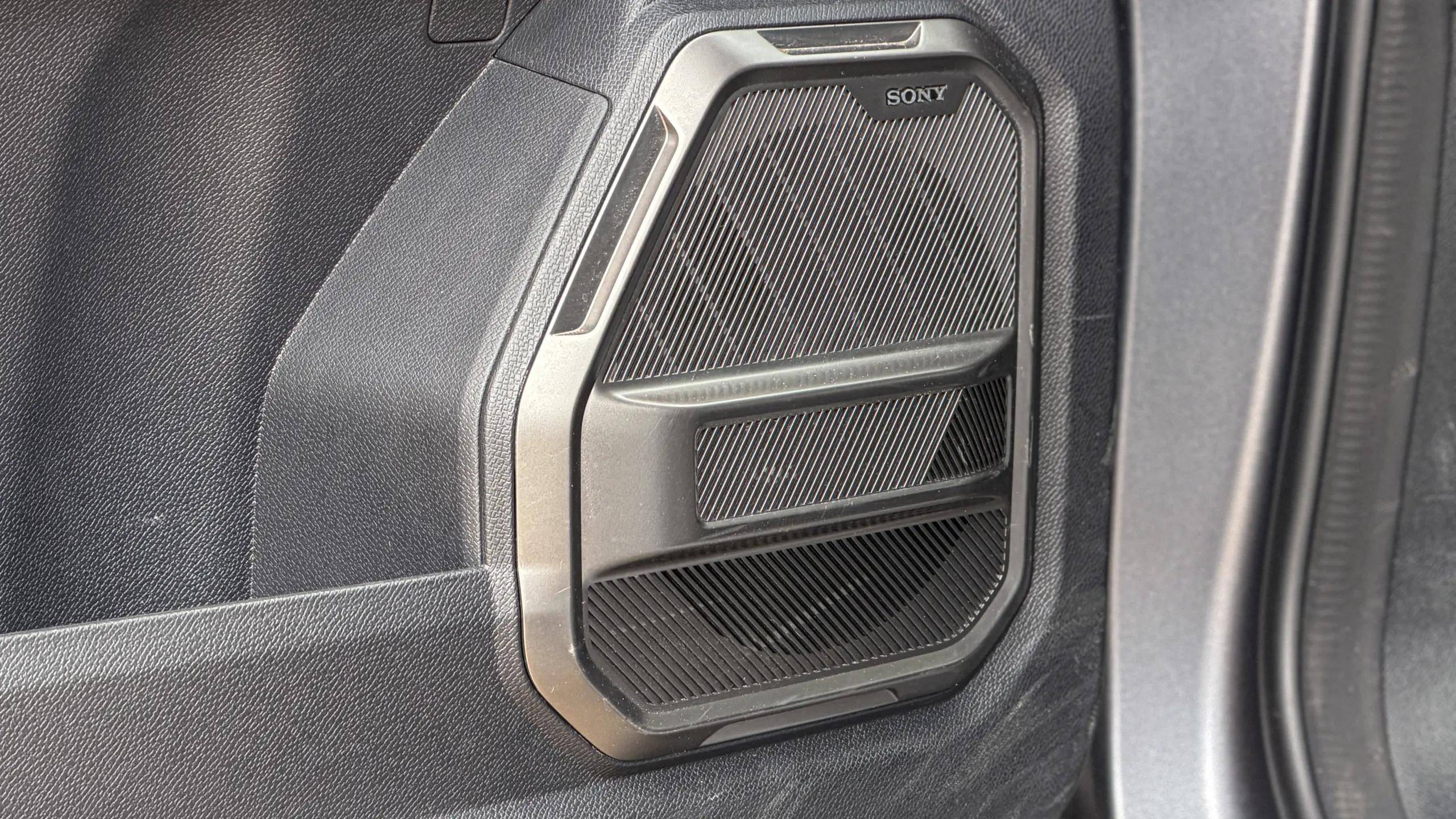 Jetour T2 4x4 XWD na cor Prata Veneer e seu interior de cabine para avaliação