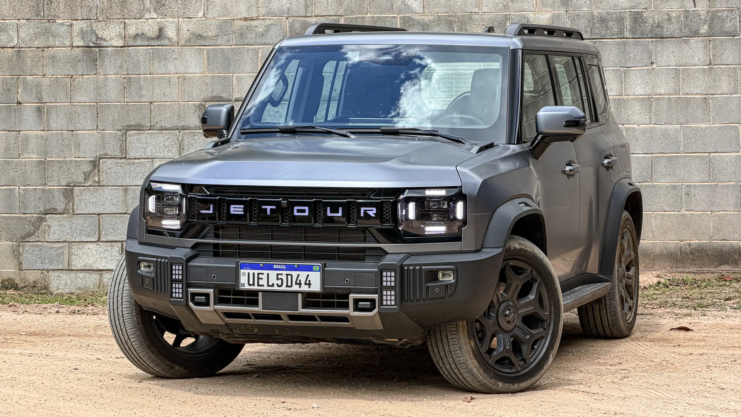 Jetour T2 4x4 XWD na cor Prata Veneer parado na terra estático