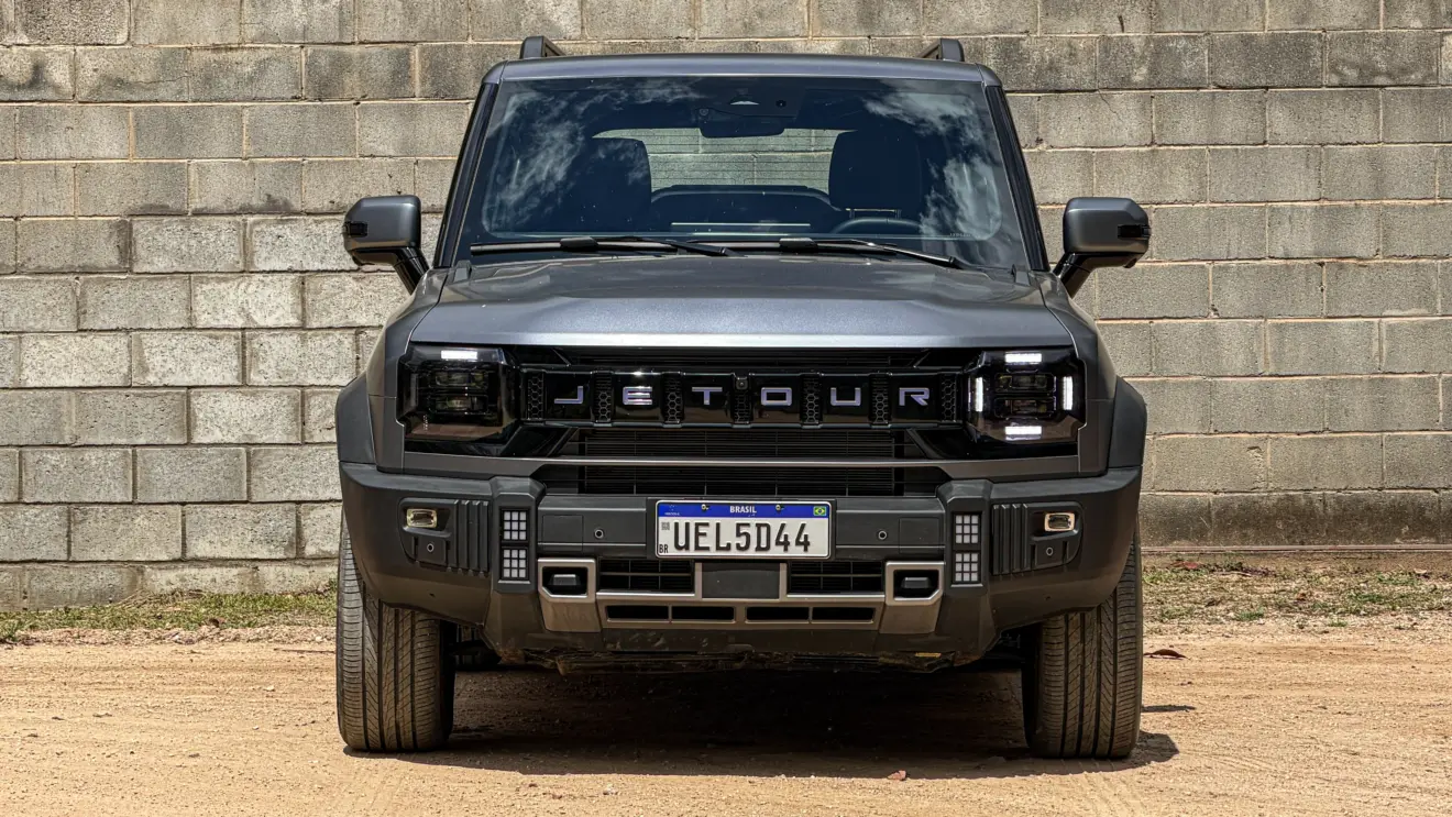 Jetour T2 4x4 XWD na cor Prata Veneer parado na terra estático