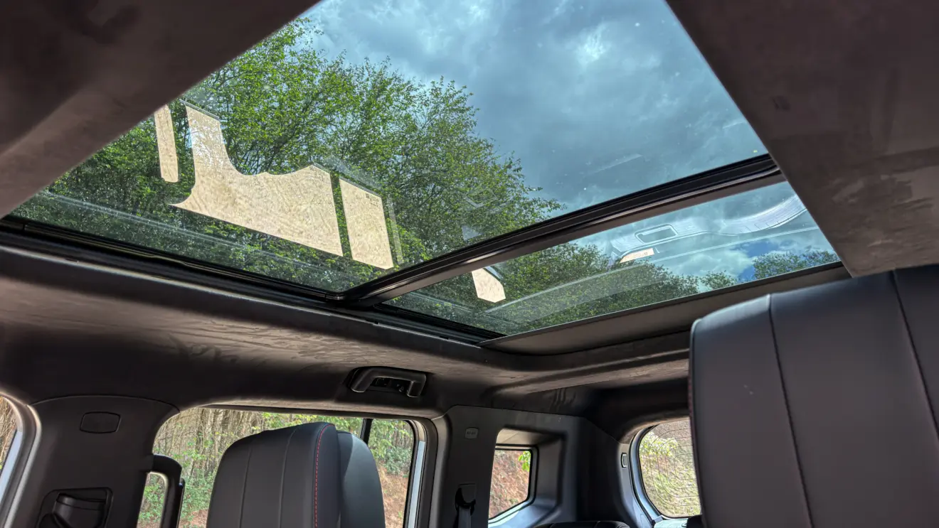 Jetour T2 4x4 XWD na cor Prata Veneer e seu interior de cabine para avaliação