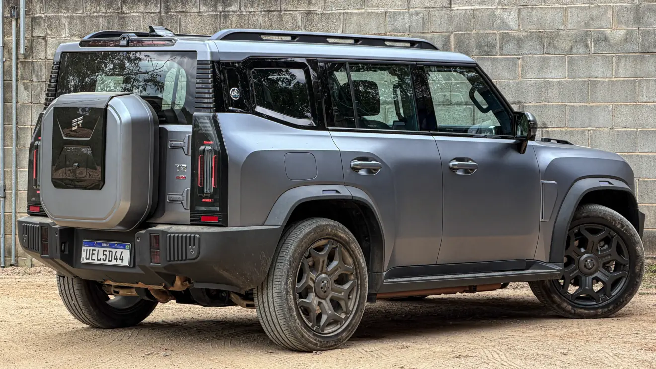 Jetour T2 4x4 XWD na cor Prata Veneer parado na terra estático