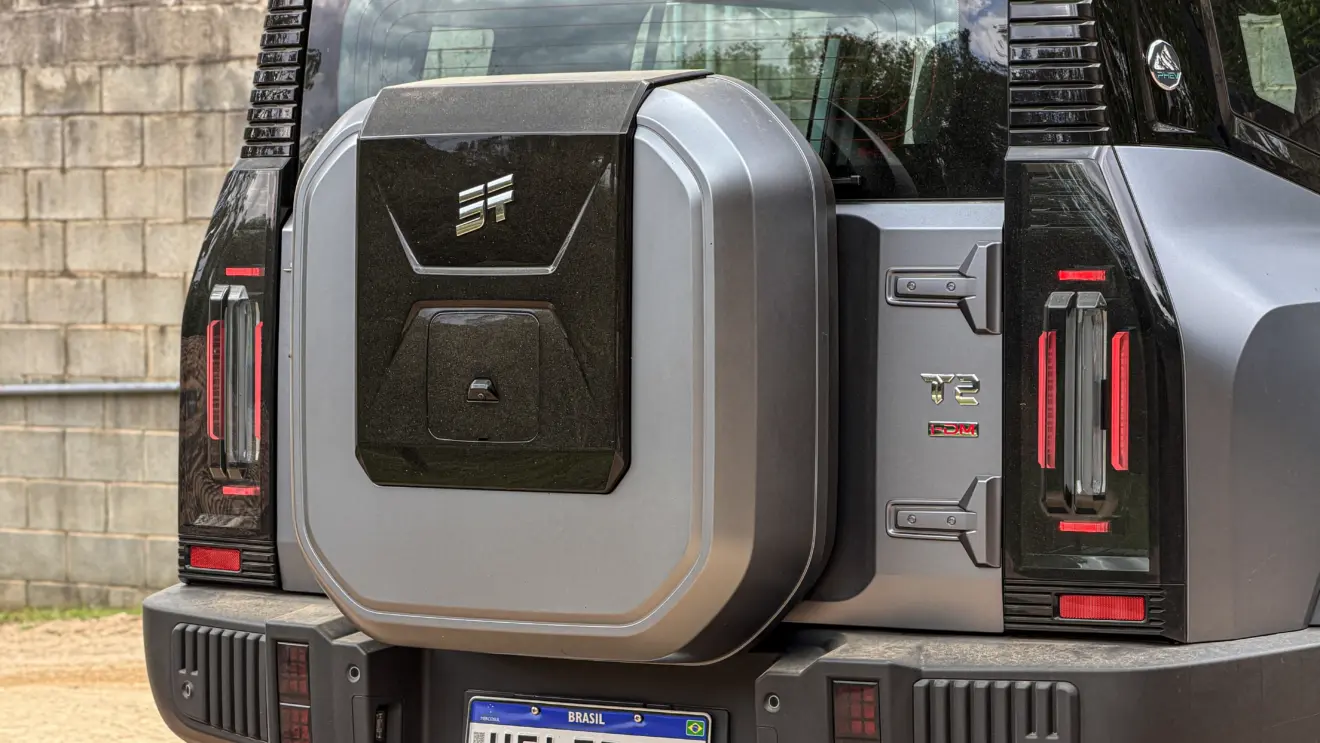 Jetour T2 4x4 XWD na cor Prata Veneer parado na terra estático
