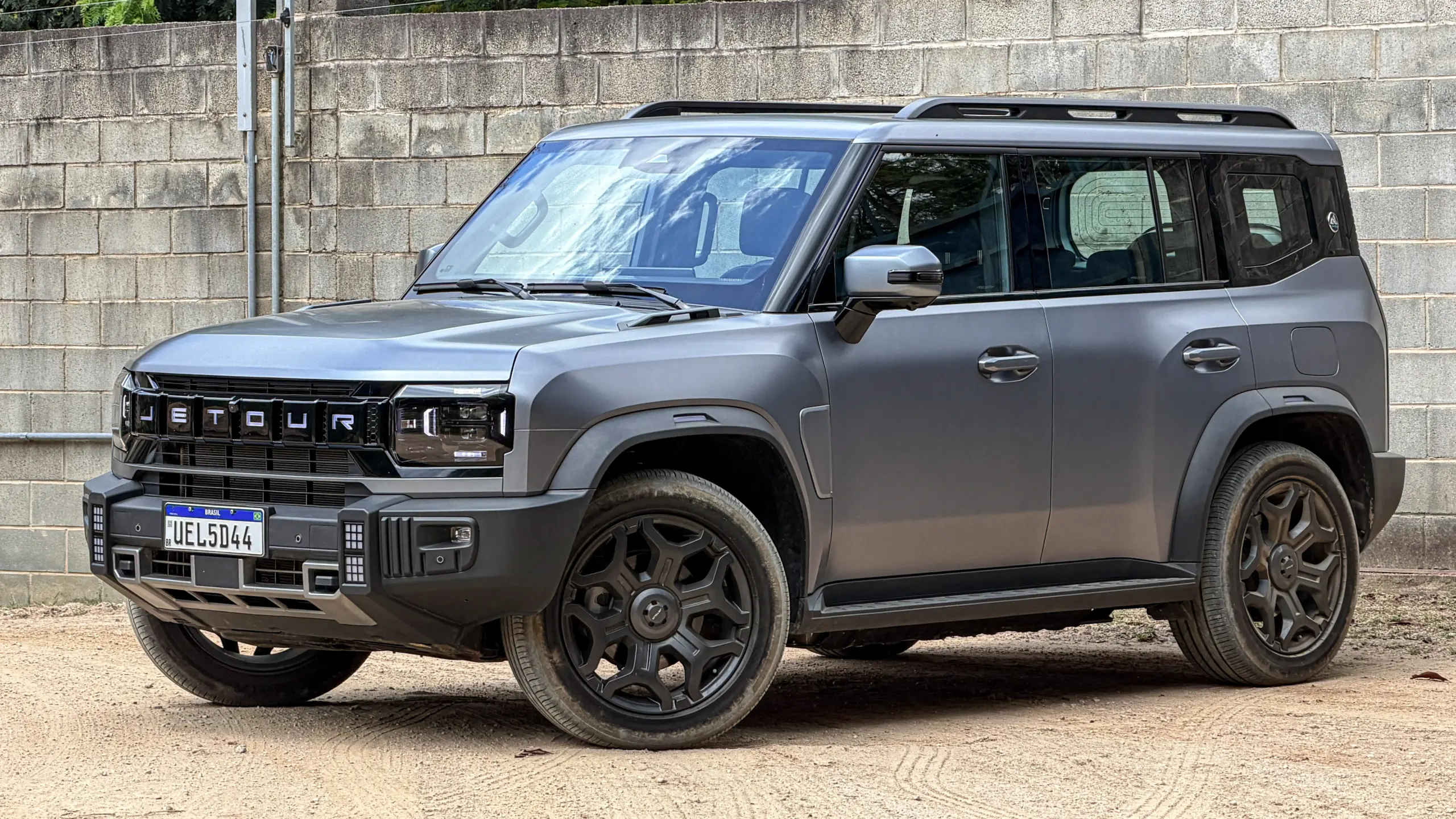 Jetour T2 4x4 XWD na cor Prata Veneer parado na terra estático