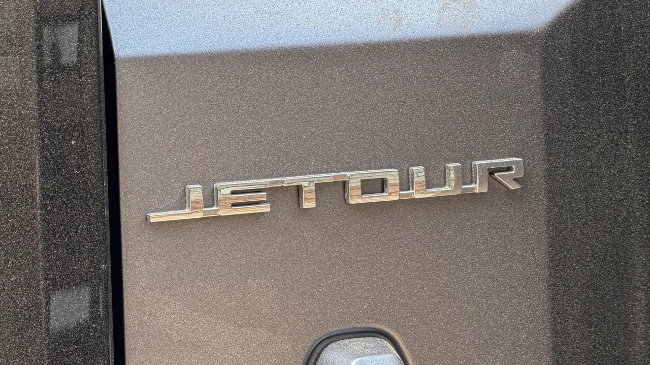 Jetour T2 4x4 XWD na cor Prata Veneer parado na terra estático e detalhes