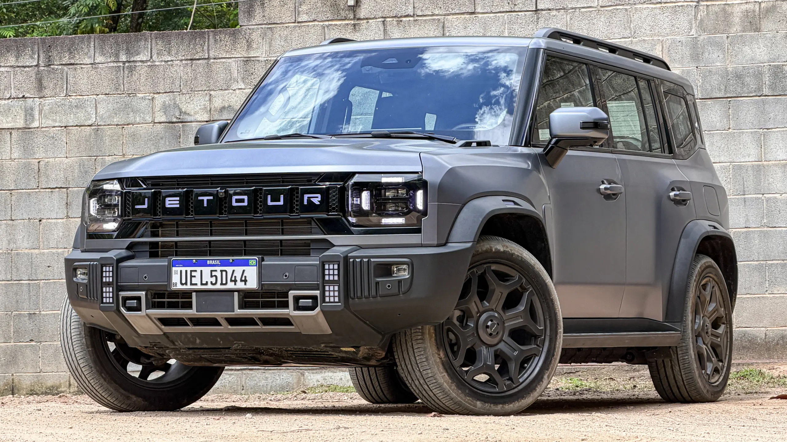 Jetour T2 4x4 XWD na cor Prata Veneer parado na terra estático